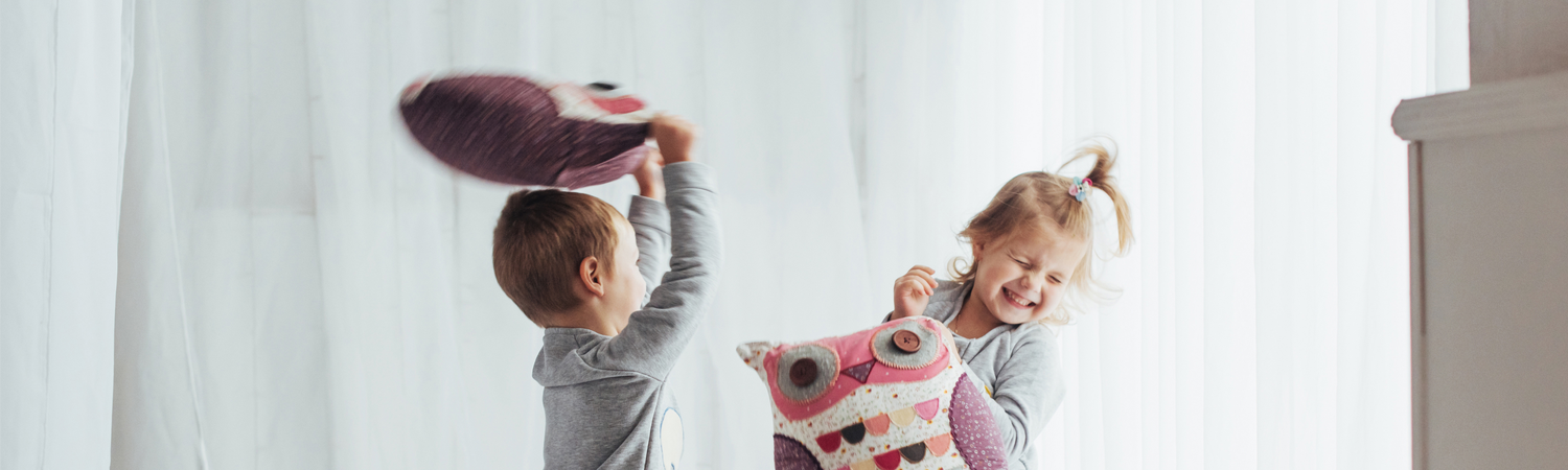 2 children pillow fighting